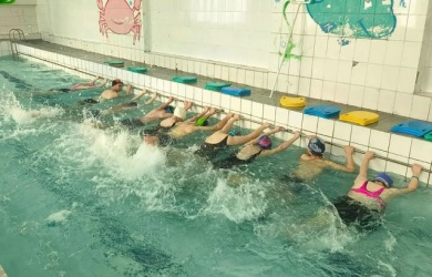 Обучение плаванию и занятия в спортзале.